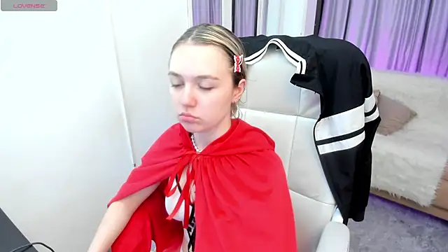 Lucia Copper online show from 10/31/25, 12:02