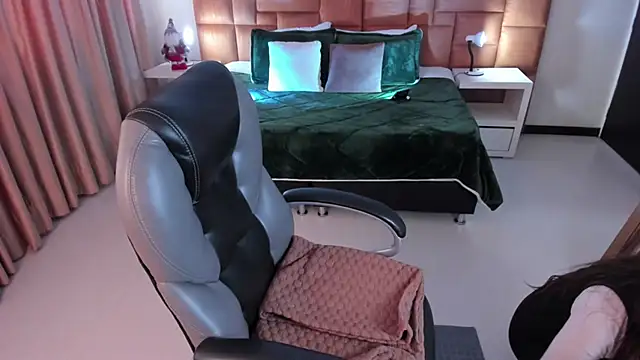 Scarlett  Cooper   online show from 12/17/25, 12:43