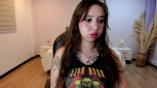 Scarlett  Cooper   online show from 11/01/25, 12:21