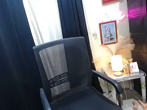 Kylaanne online show from 11/18/25, 12:04