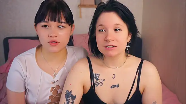 Snapshot of EviaVanveen chatting on 12/17/25, 08:19 EviaVanveen online show from 12/17/25, 08:19