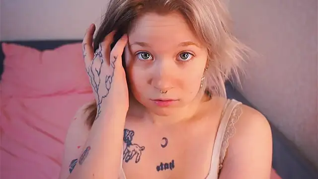 Snapshot of EviaVanveen chatting on 12/04/25, 07:40 EviaVanveen online show from 12/04/25, 07:40