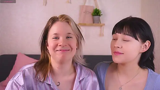 Snapshot of EviaVanveen chatting on 11/21/25, 08:02 EviaVanveen online show from 11/21/25, 08:02