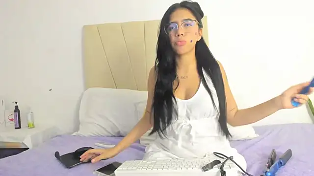 Ainoa Pink online show from 10/04/25, 07:48