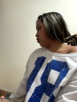 Snapshot of Aura_Kaiser chatting on 11/04/25, 08:29 Aura Kaiser online show from 11/04/25, 08:29