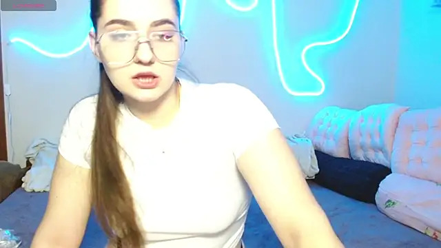 Snapshot of cutieblush chatting on 10/03/25, 11:28 cutieblush online show from 10/03/25, 11:28