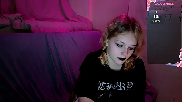 Snapshot of CleoVixes chatting on 10/19/25, 04:26 CleoVixes online show from 10/19/25, 04:26