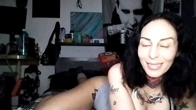 inkdhollow1 online show from 10/09/25, 02:56