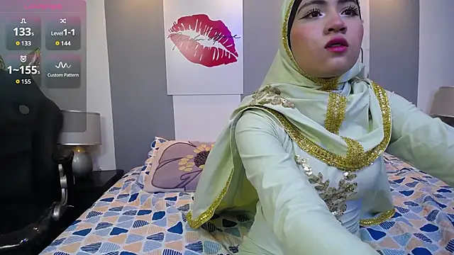 Snapshot of Neesha__ chatting on 10/23/25, 08:18 Neesha online show from 10/23/25, 08:18