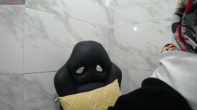 Snapshot of Neesha__ chatting on 11/29/25, 12:16 Neesha online show from 11/29/25, 12:16