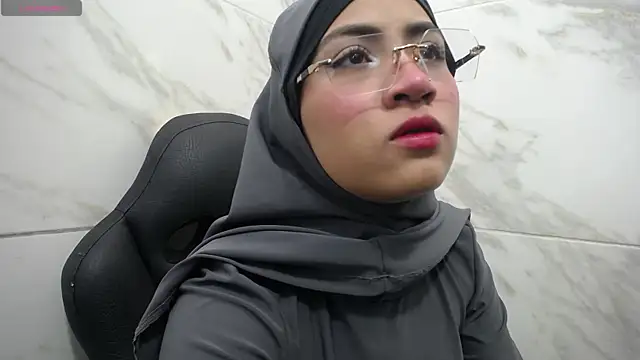 Snapshot of Neesha__ chatting on 12/17/25, 12:21 Neesha online show from 12/17/25, 12:21