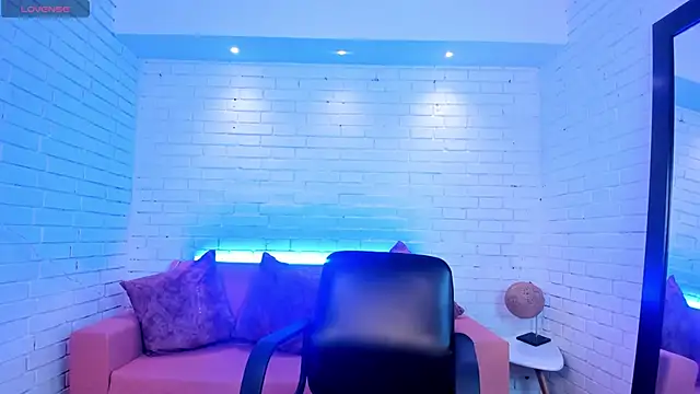 Snapshot of VenusCooper chatting on 11/14/25, 08:12 VenusCooper online show from 11/14/25, 08:12