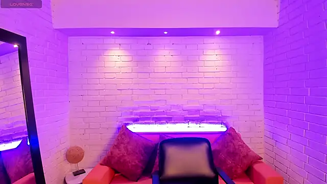 Snapshot of VenusCooper chatting on 11/04/25, 07:28 VenusCooper online show from 11/04/25, 07:28