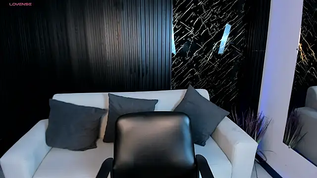 Snapshot of VenusCooper chatting on 11/08/25, 06:44 VenusCooper online show from 11/08/25, 06:44