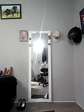 lizethavila online show from 10/24/25, 04:50