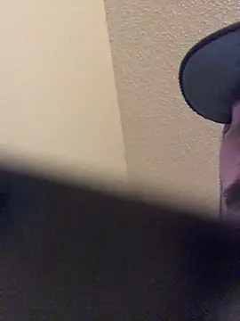 Snapshot of hoociedaddy24 chatting on 12/04/25, 01:10 hoociedaddy24 online show from 12/04/25, 01:10