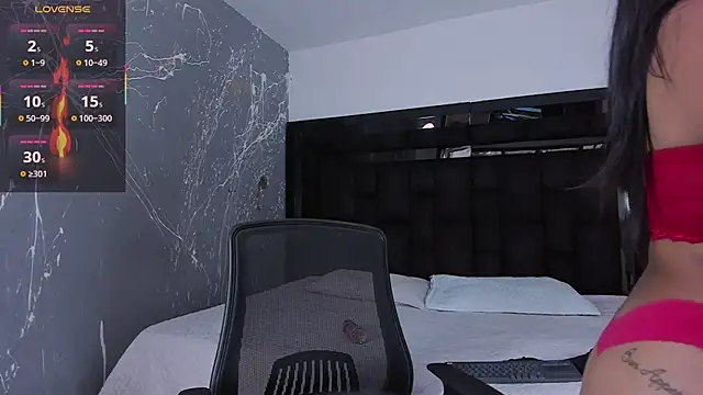 LiaClarck  online show from 11/20/25, 09:15