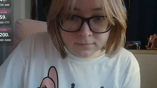 Snapshot of LolaWEI chatting on 10/19/25, 07:11 LolaWEI online show from 10/19/25, 07:11