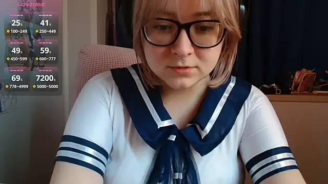 Snapshot of LolaWEI chatting on 10/15/25, 07:27 LolaWEI online show from 10/15/25, 07:27