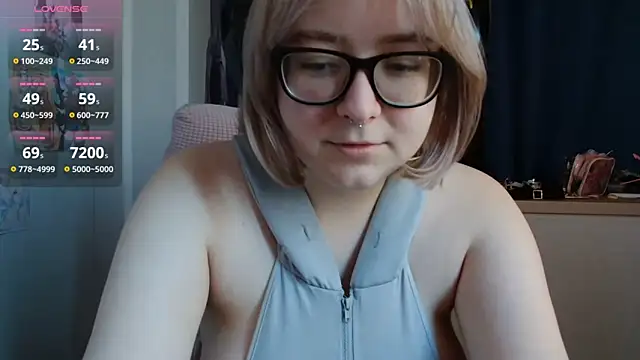 Snapshot of LolaWEI chatting on 10/16/25, 07:16 LolaWEI online show from 10/16/25, 07:16