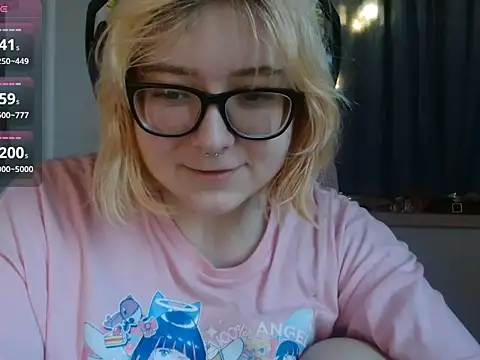 Snapshot of LolaWEI chatting on 10/10/25, 07:20 LolaWEI online show from 10/10/25, 07:20