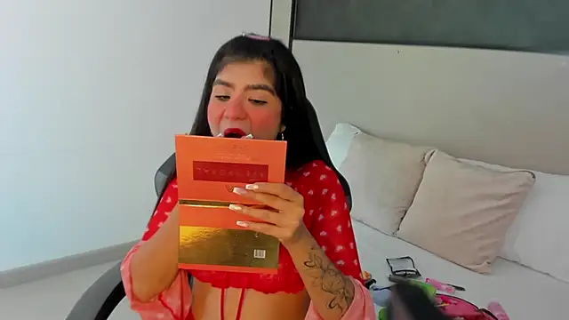 fiorella18  online show from 12/19/25, 02:26