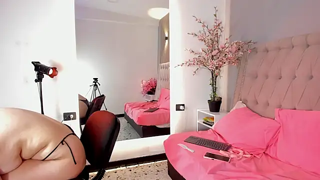 Xiomara Stwart online show from 11/30/25, 07:42