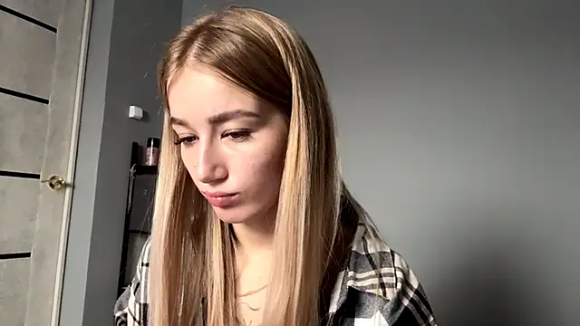 Snapshot of SweetCatherine chatting on 10/13/25, 06:15 SweetCatherine online show from 10/13/25, 06:15