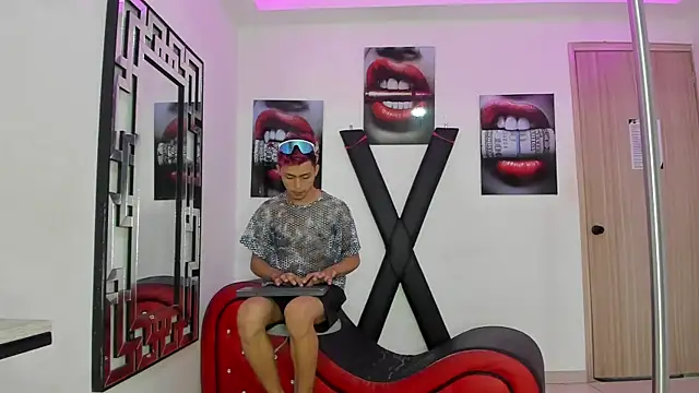 VERY HOT GUYS online show from 11/12/25, 01:32