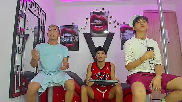 VERY HOT GUYS online show from 10/01/25, 01:33