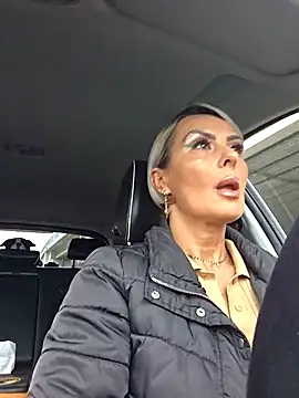 Snapshot of KirraWhite chatting on 10/26/25, 06:58 KirraWhite online show from 10/26/25, 06:58