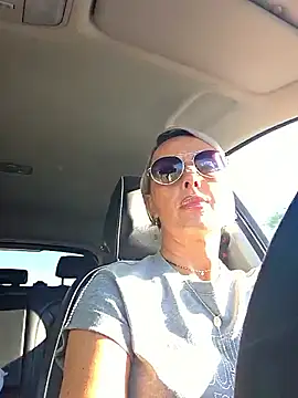 Snapshot of KirraWhite chatting on 10/20/25, 12:27 KirraWhite online show from 10/20/25, 12:27