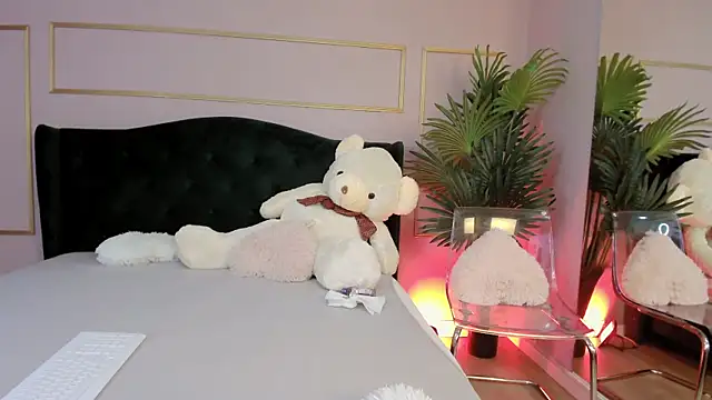 Snapshot of KirraWhite chatting on 10/09/25, 05:19 KirraWhite online show from 10/09/25, 05:19