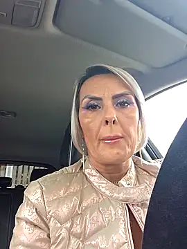 Snapshot of KirraWhite chatting on 10/28/25, 06:12 KirraWhite online show from 10/28/25, 06:12