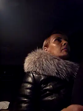 Snapshot of KirraWhite chatting on 12/17/25, 04:17 KirraWhite online show from 12/17/25, 04:17