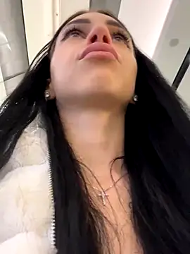 Snapshot of ilariea_girl chatting on 11/08/25, 06:44 ilariea girl online show from 11/08/25, 06:44