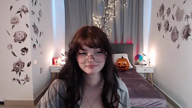 Snapshot of MileyRood chatting on 11/05/25, 11:30 MileyRood online show from 11/05/25, 11:30