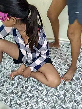 Snapshot of Unique_girls90 chatting on 11/13/25, 05:17 Unique girls90 online show from 11/13/25, 05:17