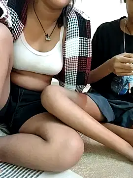 Snapshot of Unique_girls90 chatting on 12/05/25, 04:11 Unique girls90 online show from 12/05/25, 04:11