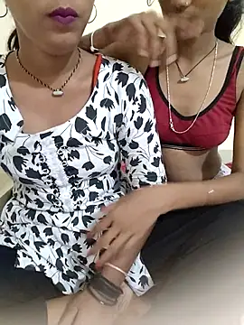 Snapshot of Unique_girls90 chatting on 10/23/25, 01:32 Unique girls90 online show from 10/23/25, 01:32