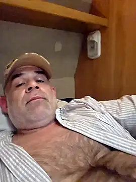 Snapshot of DeeBestEver chatting on 10/11/25, 08:32 DeeBestEver online show from 10/11/25, 08:32