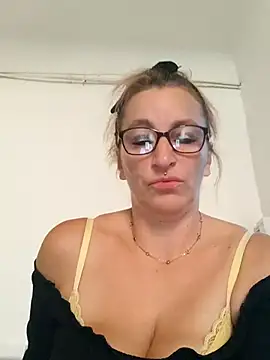 Snapshot of Fifi83Bell chatting on 10/07/25, 11:55 Fifi83Bell online show from 10/07/25, 11:55