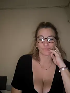 Fifi83Bell online show from 11/21/25, 09:36