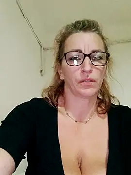 Fifi83Bell online show from 11/03/25, 09:29