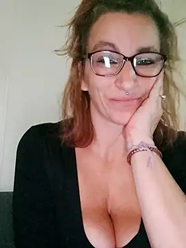 Fifi83Bell online show from 11/28/25, 03:45