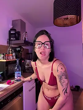 LaPetiteKim online show from 02/04/26, 08:37