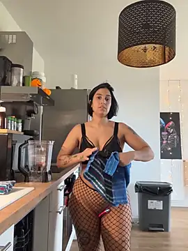 LaPetiteKim online show from 10/31/25, 01:08