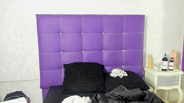 Snapshot of LeaMoreau22 chatting on 10/09/25, 12:06 LeaMoreau22 online show from 10/09/25, 12:06