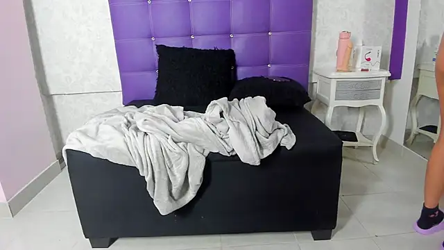 Snapshot of LeaMoreau22 chatting on 11/07/25, 11:48 LeaMoreau22 online show from 11/07/25, 11:48