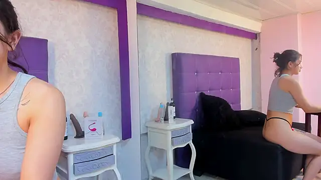 Snapshot of LeaMoreau22 chatting on 10/07/25, 12:28 LeaMoreau22 online show from 10/07/25, 12:28